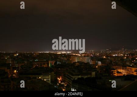 Panoramablick auf Athen Stadt bei Nacht, von Patissia genommen. Stockfoto