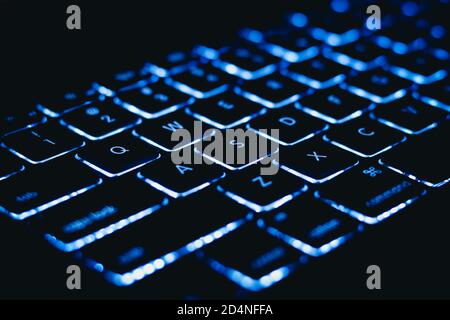 Laptop-Tastatur mit Hintergrundbeleuchtung - macbook Stockfoto