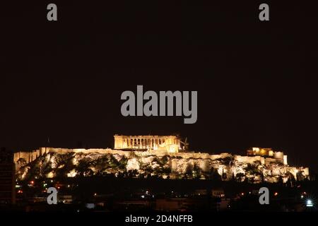 Nachtansicht der Akropolis von Athen und des Parthenon aus dem Norden. Das Erechtheion und die Propylaea sind ebenfalls sichtbar. Stockfoto