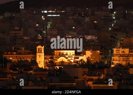 Luftaufnahme einer Nachbarschaft in Athen, mit einer griechisch-orthodoxen Kirche. Stockfoto