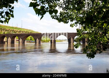 Diyarbakir/Türkei - 05/06/2019: Die Dicle-Brücke ist eine historische Brücke in Diyarbakır über den Fluss Tigris (türkisch: Dicle) im Südosten der Türkei. Stockfoto