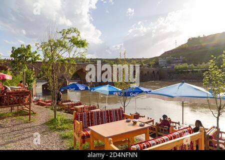 Diyarbakir/ Türkei - 05/06/2019: Die Dicle-Brücke ist eine historische Brücke in Diyarbakır über den Fluss Tigris im Südosten der Türkei. Stockfoto