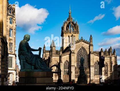 Statue von David Hume und nach hinten St Giles Cathedral in Lawnmarket auf der Royal Mile, Edinburgh, Schottland Stockfoto