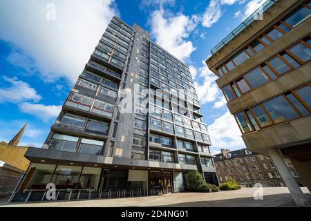 Außenansicht des Turms am 40 George Square früher David Hume Tower an der Edinburgh University, Schottland Großbritannien Stockfoto