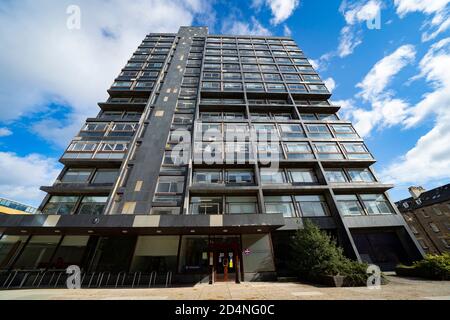 Außenansicht des Turms am 40 George Square früher David Hume Tower an der Edinburgh University, Schottland Großbritannien Stockfoto