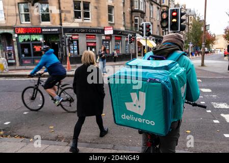 Deliveroo Fahrrad Lieferung Kurier auf der Straße in Edinburgh, Schottland, Großbritannien Stockfoto