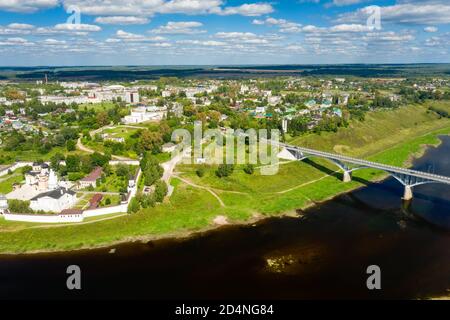 Der Blick von der Höhe der Stadt staritsa Und das Kloster der Heiligen Dormition am Ufer des Wolga Stockfoto