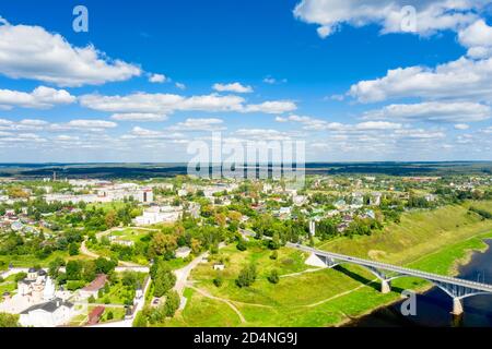 Der Blick von der Höhe der Stadt staritsa Und das Kloster der Heiligen Dormition am Ufer des Wolga Stockfoto