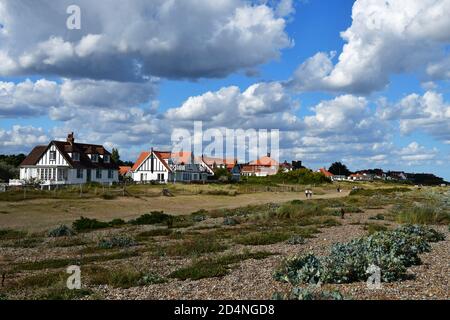 Traditionelle Häuser und Chaletbungalows am Strand in Thorpeness, Suffolk, Großbritannien