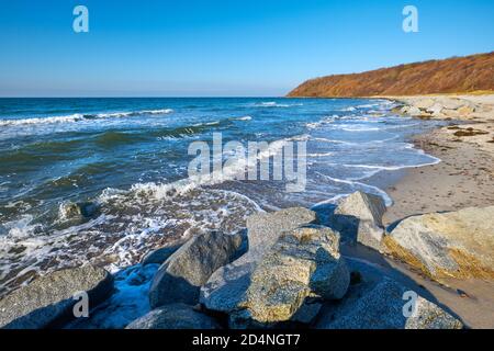 Sandsteinschutz am Strand bei Kloster auf der Insel Hiddensee, Deutschland im Herbst oder Winter. Stockfoto