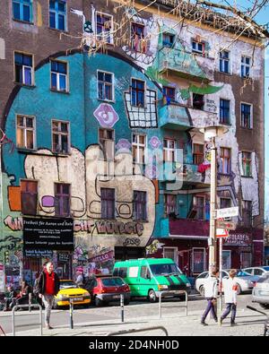 Deutschland, Berlin, Friedrichshain, Liebigstraße 34. Oktober 2020. 'Liebig 34' war eines der letzten linksradikalen Wohnprojekte. Die Liebigstraße 34 wurde nach dem Fall der Berliner Mauer 1990 besetzt und ist seitdem ein "anarchistisch-queer-feministisches Wohnprojekt". Die Bewohner unterzeichneten eine zehn-Jahres-Mietvertrag im Jahr 2008 mit dem Eigentümer, ein Immobilien-Unternehmer, Gijora Padovicz. Der Vertrag lief Ende 2018 aus und als die Bewohner den Eigentümer nicht verlassen hatten, verklagte er wegen Räumung. Das Gebäude Liebig 34, das mit Fahnen und linker Graffiti übersät ist, bietet einen Zufluchtsort Stockfoto