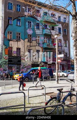 Deutschland, Berlin, Friedrichshain, Liebigstraße 34. Oktober 2020. 'Liebig 34' war eines der letzten linksradikalen Wohnprojekte. Die Liebigstraße 34 wurde nach dem Fall der Berliner Mauer 1990 besetzt und ist seitdem ein "anarchistisch-queer-feministisches Wohnprojekt". Die Bewohner unterzeichneten eine zehn-Jahres-Mietvertrag im Jahr 2008 mit dem Eigentümer, ein Immobilien-Unternehmer, Gijora Padovicz. Der Vertrag lief Ende 2018 aus und als die Bewohner den Eigentümer nicht verlassen hatten, verklagte er wegen Räumung. Das Gebäude Liebig 34, das mit Fahnen und linker Graffiti übersät ist, bietet einen Zufluchtsort Stockfoto