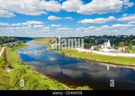 Der Blick von der Höhe der Stadt staritsa Und das Kloster der Heiligen Dormition am Ufer des Wolga Stockfoto