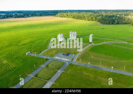 DUBOSEKOVO, Region Moskau, Russland - 20. August 2020. Ansicht der Gedenkstätte Panfilov Helden gewidmet 28 Soldaten der Roten Armee. Ein großer Stein s Stockfoto