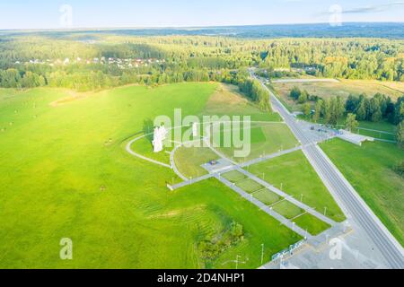 DUBOSEKOVO, Region Moskau, Russland - 20. August 2020. Ansicht der Gedenkstätte Panfilov Helden gewidmet 28 Soldaten der Roten Armee. Ein großer Stein s Stockfoto