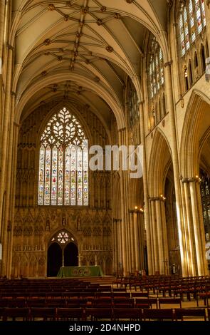 Großbritannien, England, Yorkshire, York Minster, Nave und West Window Stockfoto