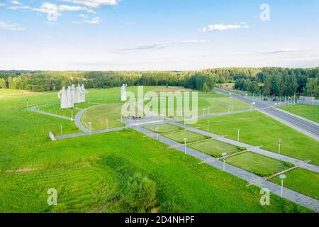 DUBOSEKOVO, Region Moskau, Russland - 20. August 2020. Ansicht der Gedenkstätte Panfilov Helden gewidmet 28 Soldaten der Roten Armee. Ein großer Stein s Stockfoto