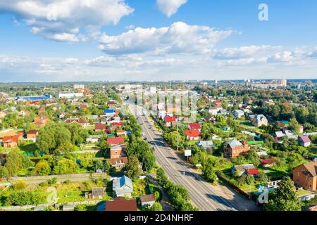 Ansicht von oben von Volokolamsk Highway durch das Dorf in der Nähe von Moskau übergeben Stockfoto