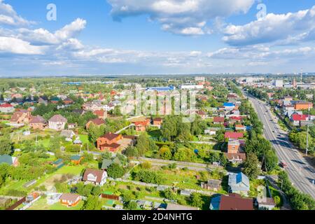 Ansicht von oben von Volokolamsk Highway durch das Dorf in der Nähe von Moskau übergeben Stockfoto