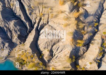 Draufsicht auf die bergigen Falten des Geländes Ein Herbsttag Stockfoto