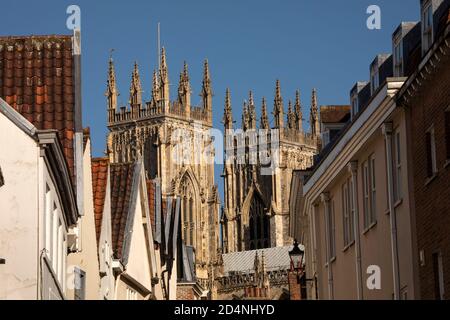 Großbritannien, England, Yorkshire, York, Minster überragt die umliegenden Gebäude Stockfoto