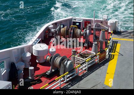 Große Riemenscheiben mit Stahlseilen auf dem Achterdeck von Ein Fährschiff Stockfoto