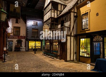 Großbritannien, England, Yorkshire, York, Castle Museum, neu erstelltes viktorianisches Kirkgate Straße, Geschäfte und Häuser Stockfoto