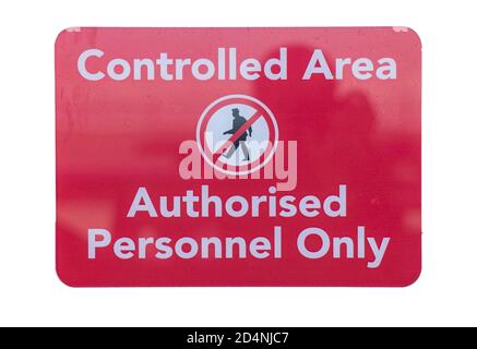 Rot-weißes Schild für den kontrollierten Bereich, nur autorisiertes Personal. Isoliert auf Weiß Stockfoto