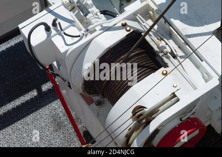 Große Riemenscheibe mit Stahlseilen auf dem Achterdeck von Ein Boot Stockfoto