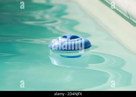 Chlorbehälter schwimmend in einem Schwimmbad. Spanien. Stockfoto