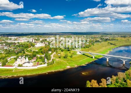 Der Blick von der Höhe der Stadt staritsa Und das Kloster der Heiligen Dormition am Ufer des Wolga Stockfoto