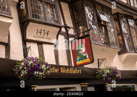 Großbritannien, England, Yorkshire, York, Stonegate, 1434 Mulberry Hall, Fachwerk gerahmte obere Etagen und Zeichen der Kathe Wolfahrt Weihnachtsgeschäft Stockfoto