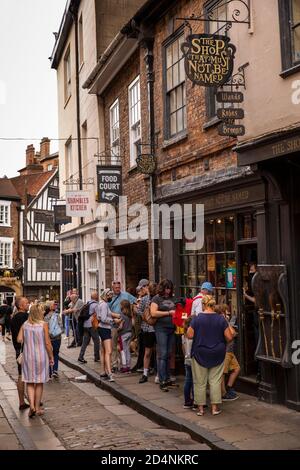 Großbritannien, England, Yorkshire, York, Shambles, Kunden, die sich vor Harry Potter anstellen, stehen unter dem Motto „Hop that must not be named“ in überhängenden Holzbrettern Stockfoto