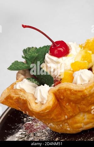 Frisch gebackener hausgemachter Korbkuchen und Maraschino-Kirsche Stockfoto