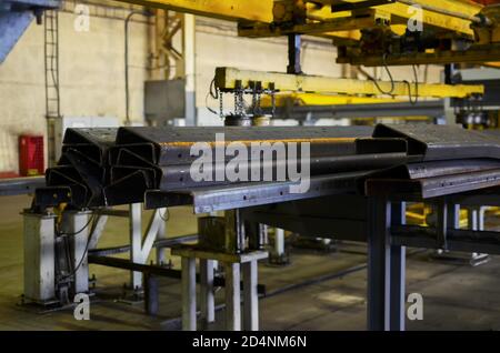 Industriewerkstatt einer Schmiedeanlage für die Herstellung von LKW-Rahmen-Chassis und Teilezubehör. Metallgehäuse auf Montagelinie des Werks. Stockfoto