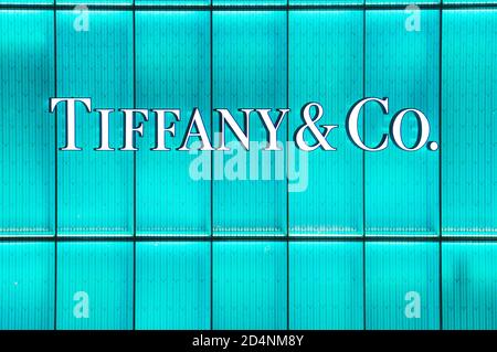 Ein beleuchtetes Schaufelschild für den Luxusdesigner der gehobenen Mittelklasse Shop von Tiffany & Co Stockfoto