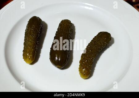 Eingelegte Gurken auf einem weißen Teller Stockfoto