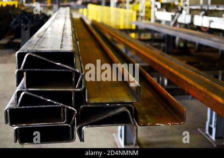 Industriewerkstatt einer Schmiedeanlage für die Herstellung von LKW-Rahmen-Chassis und Teilezubehör. Metallgehäuse auf Montagelinie des Werks. Stockfoto