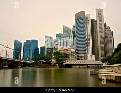 SINGAPUR - 15. JULI 2019 - Fullerton Hotel vor dem Hintergrund des Central Business District. Stockfoto