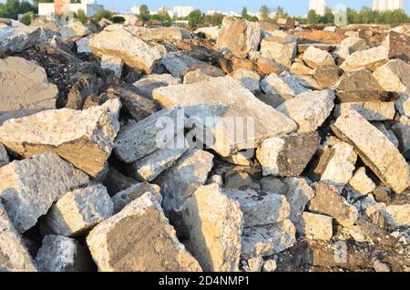 Zerbrochene Asphaltstücke auf einer Baustelle. Recycling und Wiederverwendung zerkleinerten Betonschutt, Asphalt, Baumaterial, Blöcke. Zerkleinert ?oncrete Bac Stockfoto