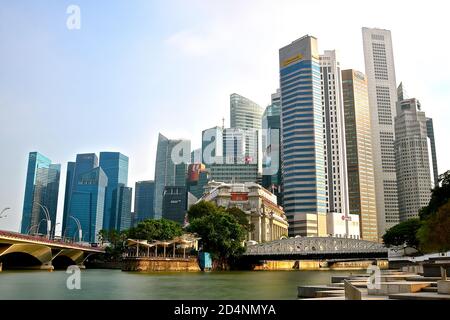 SINGAPUR: 30. März 2019: Singapur Stadtbild mit Blick auf die Anderson Brücke und das Fullerton Hotel, mit dem CBD im Hintergrund. Stockfoto