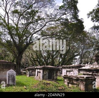 Alter anglikanischer Friedhof mit großen verfallenden Grabsteinen und Grabgewölben. Stockfoto