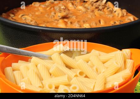 Hackfleisch mit Pilzen in einer Sahnesauce und Pasta Stockfoto