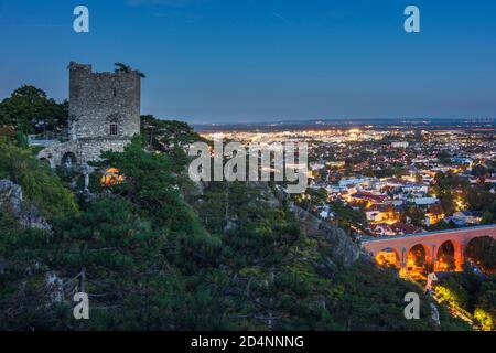 Mödling: Schwarzer Turm, Aquädukt der ersten Wiener Bergfrühlingsleitung, Mödling Innenstadt, Naturpark Föhrenberge in Wienerwald, Wien Stockfoto