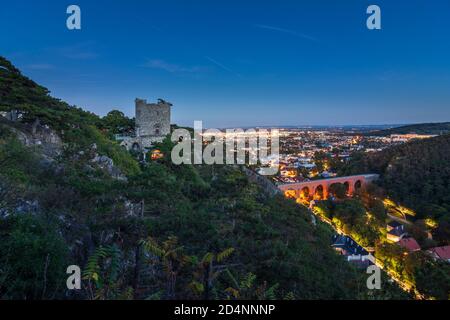 Mödling: Schwarzer Turm, Aquädukt der ersten Wiener Bergfrühlingsleitung, Mödling Innenstadt, Naturpark Föhrenberge in Wienerwald, Wien Stockfoto