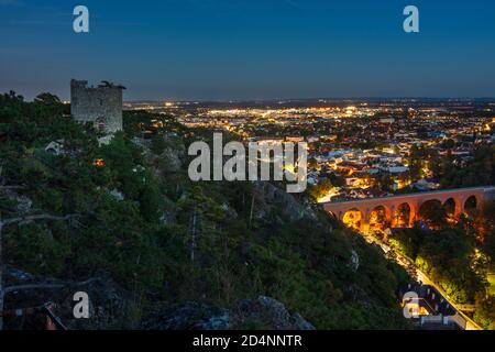 Mödling: Schwarzer Turm, Aquädukt der ersten Wiener Bergfrühlingsleitung, Mödling Innenstadt, Naturpark Föhrenberge in Wienerwald, Wien Stockfoto