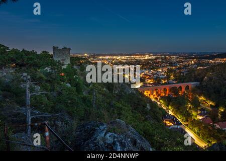 Mödling: Schwarzer Turm, Aquädukt der ersten Wiener Bergfrühlingsleitung, Mödling Innenstadt, Naturpark Föhrenberge in Wienerwald, Wien Stockfoto