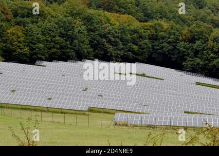 Sonnenkollektoren auf einer Wiese in dichten Reihen in Zarnovica, Kreisstadt in der Slowakei, Europa. Ein Beispiel für den Einsatz nachwachsender Rohstoffe für die Produktion. Stockfoto