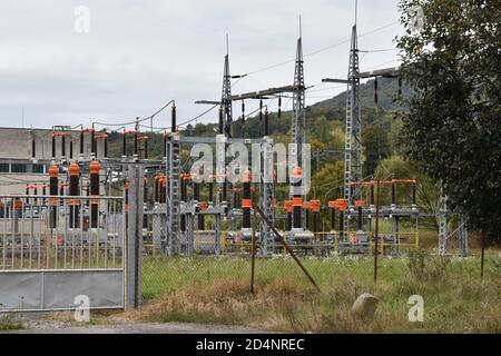 Transformatorenstation in Kreisstadt Zarnovica, Slowakei Europa, umgeben von einem Metallzaun mit massivem Tor. Sie versorgt die ganze Region. Stockfoto