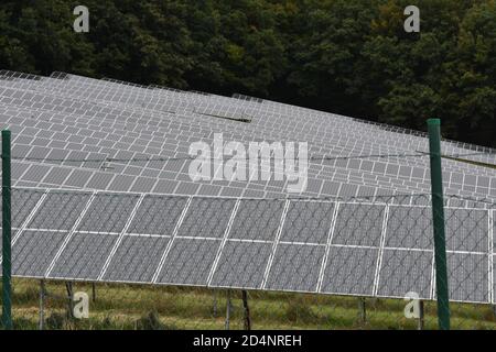 Sonnenkollektoren aus der Nähe auf einer Wiese in dichten Reihen in Zarnovica, Kreisstadt in der Slowakei, Europa platziert. Ein Beispiel für die Nutzung erneuerbarer Ressourcen. Stockfoto